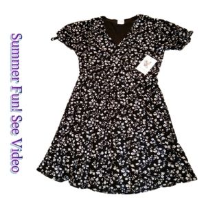 💛💙💖💜  Gorgeous Black and White Dress With Small Flowers. So Comfy!
